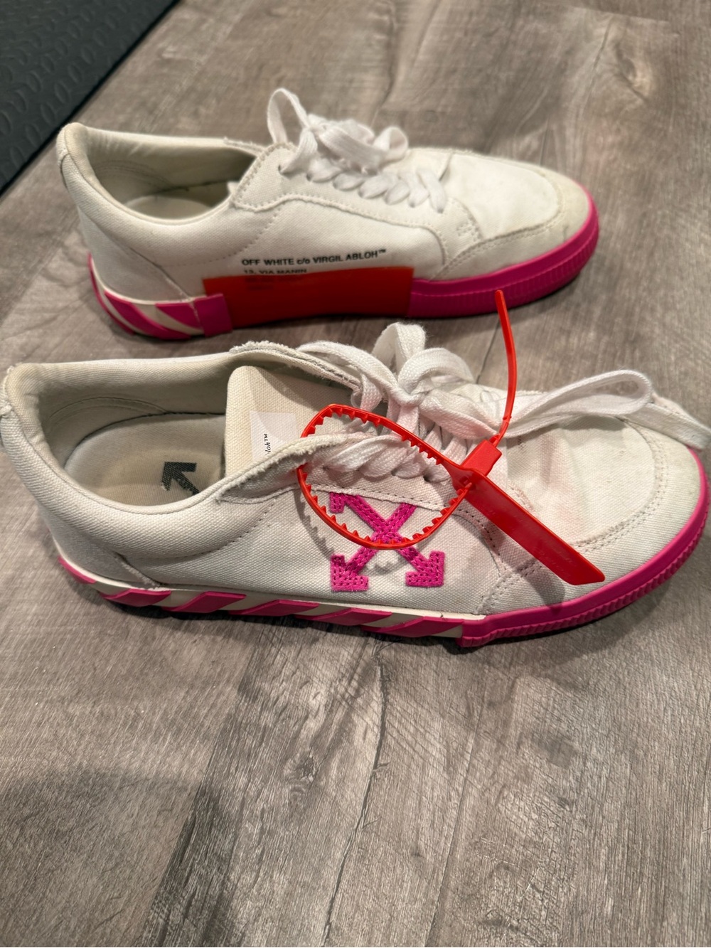 Off- White sneaker size 40 in white and fuschia.